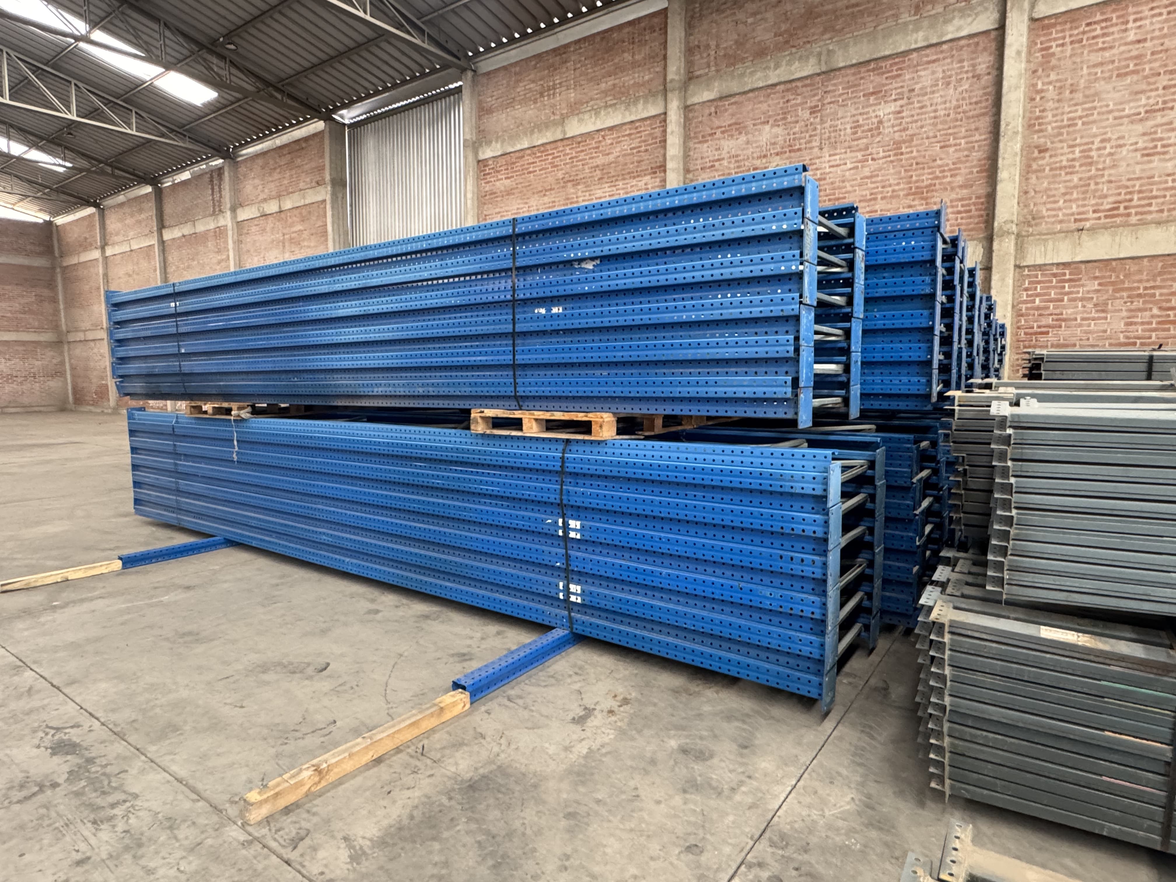 Componentes estructurales preparados para montaje de racks