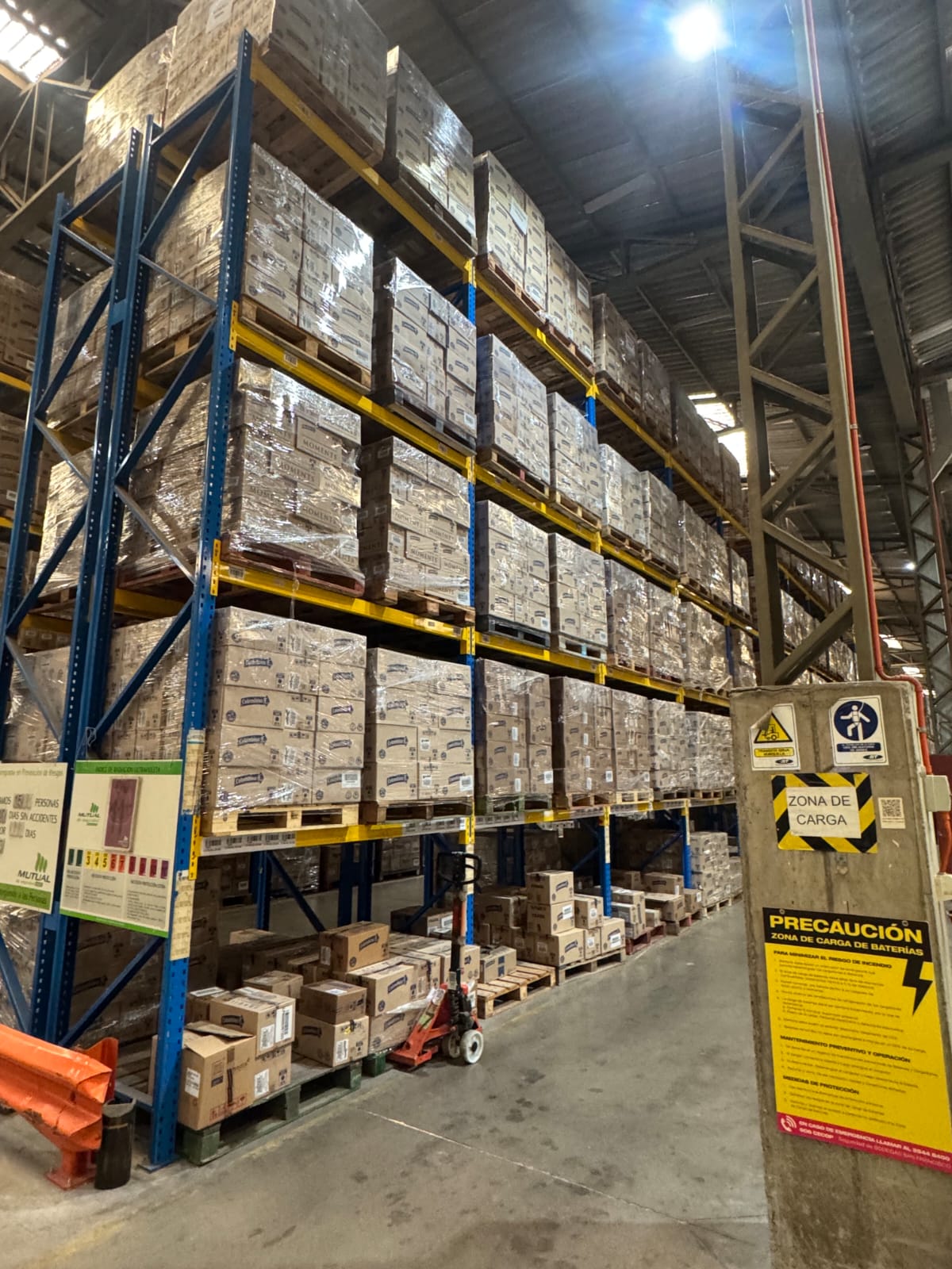 Sistema de almacenamiento industrial cargado con pallets