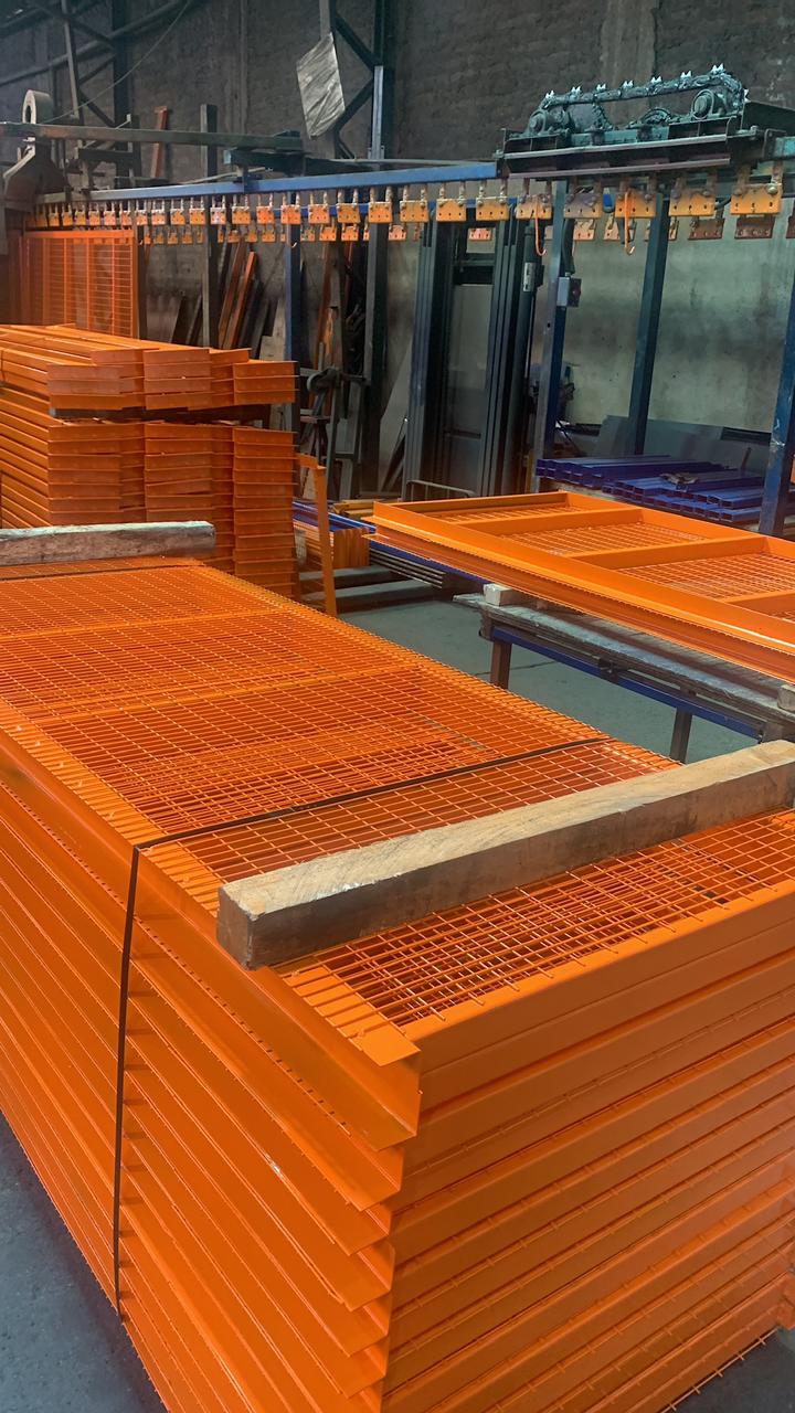 Fabricación de parrillas metálicas naranjas para sistemas industriales