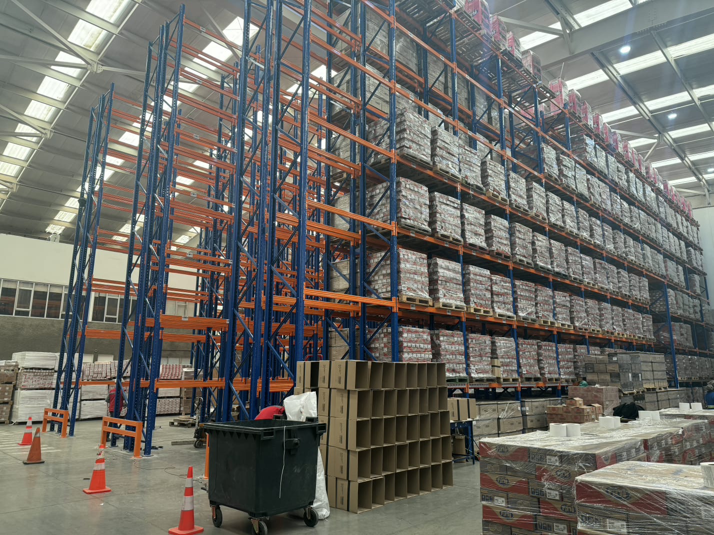 Racks de gran altura en centro de distribución industrial