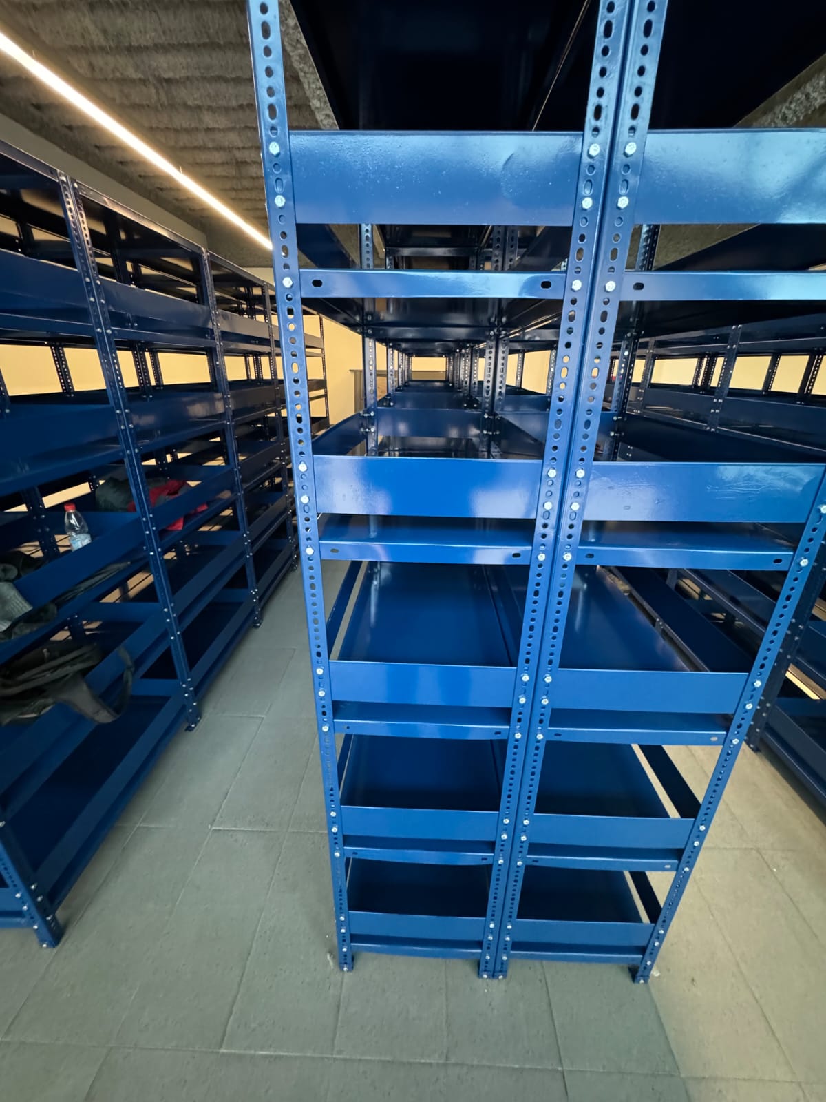 Estanterías metálicas azules para almacenamiento interior