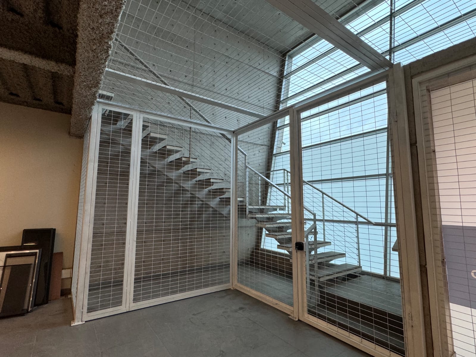 Sistema cantilever para almacenamiento de materiales largos