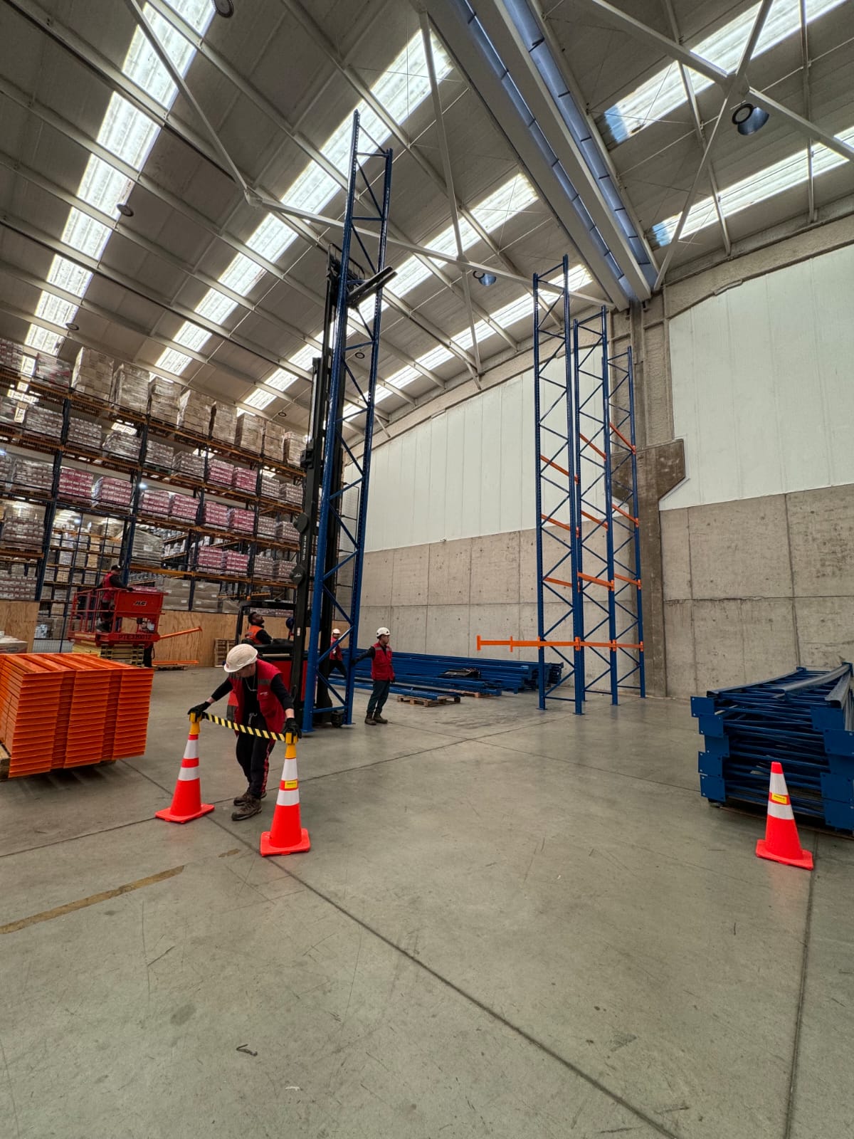 Armado estructural de racks en nave industrial